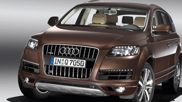 Front Pose Of 2010 Audi Q7 30 TDI in Brown